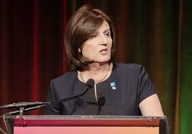 Kristen Prata Browde delivering remarks at a podium during a bar association event